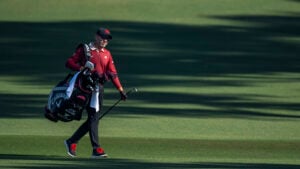 golfspelaren sergio garcia bär en golfbag.