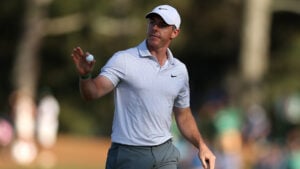 golfspelaren rory mcilroy tackar publiken med en golfboll i handen