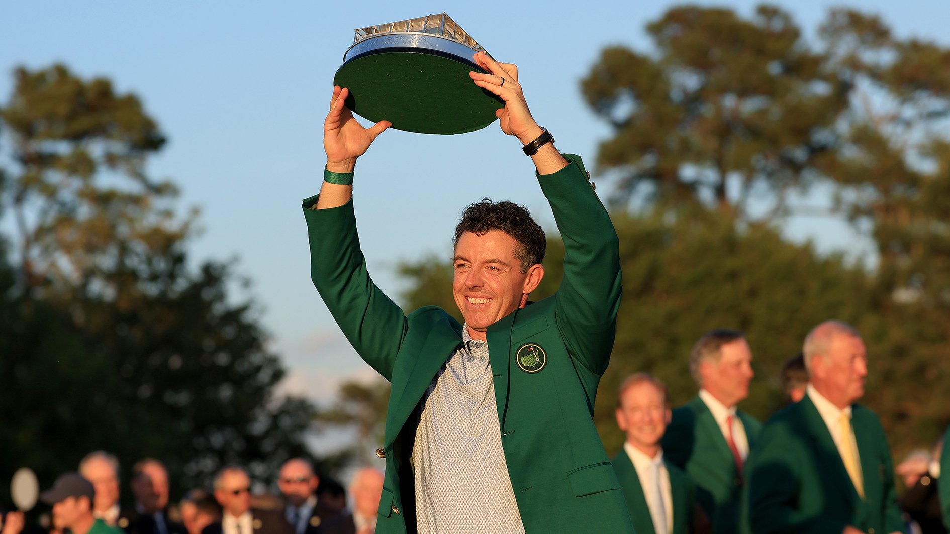 golfspelaren rory mcilroy i grön kavaj med pokal