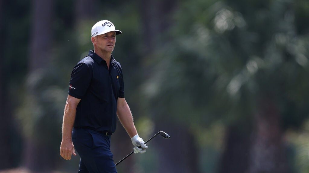 golfspelaren alex noren i vit golfkeps och svarta golfkläder på en golfbana