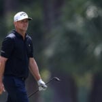 golfspelaren alex noren i vit golfkeps och svarta golfkläder på en golfbana