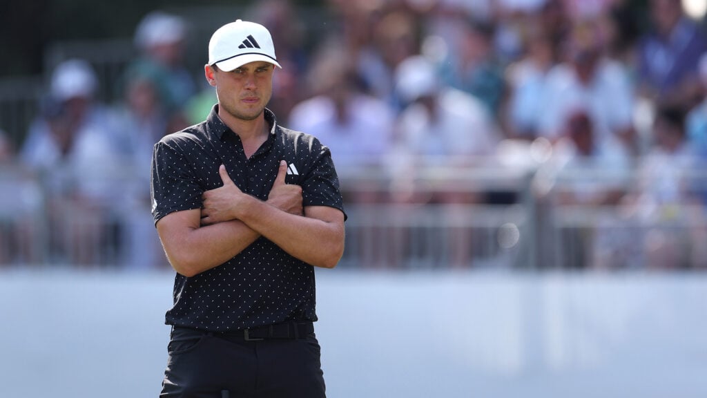 golfspelaren ludvig åberg med armarna i kors på en golfbana