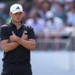 golfspelaren ludvig åberg med armarna i kors på en golfbana