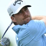 golfspelaren mikael lindberg i vit golfkeps och ljusblå golfpiké