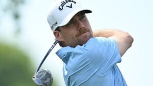 golfspelaren mikael lindberg i vit golfkeps och ljusblå golfpiké