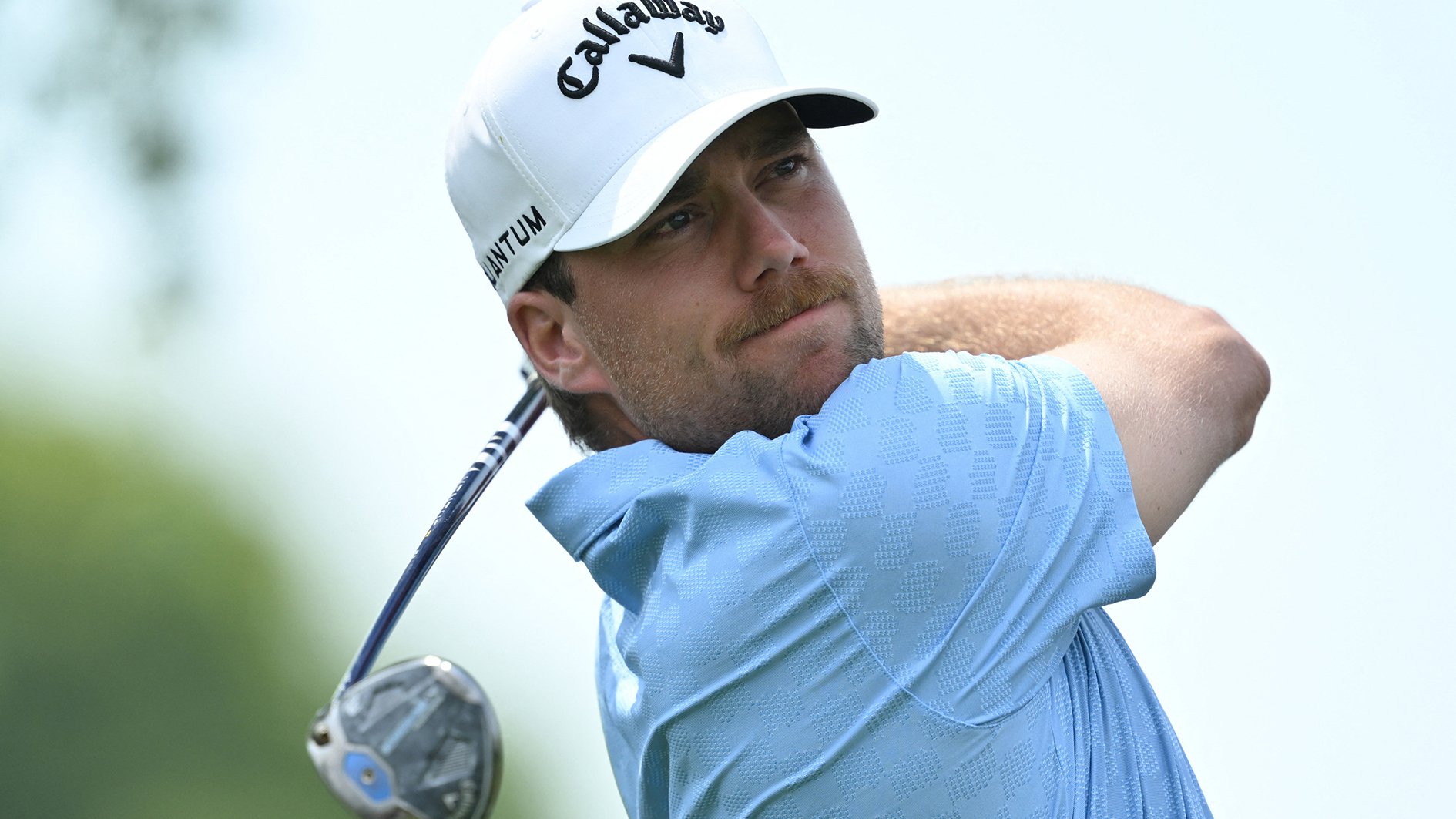 golfspelaren mikael lindberg i vit golfkeps och ljusblå golfpiké