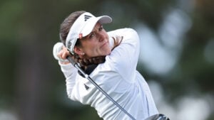 golfspelaren linn grant i vita golfkläder