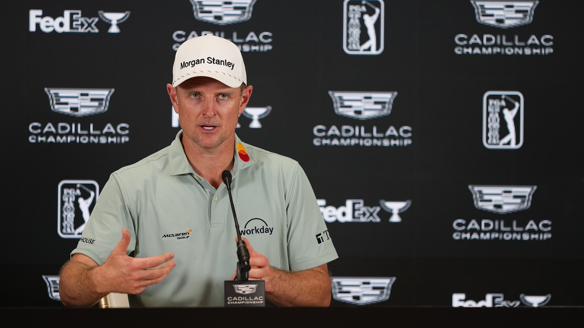 golfspelare på presspodium pratar i mikrofon