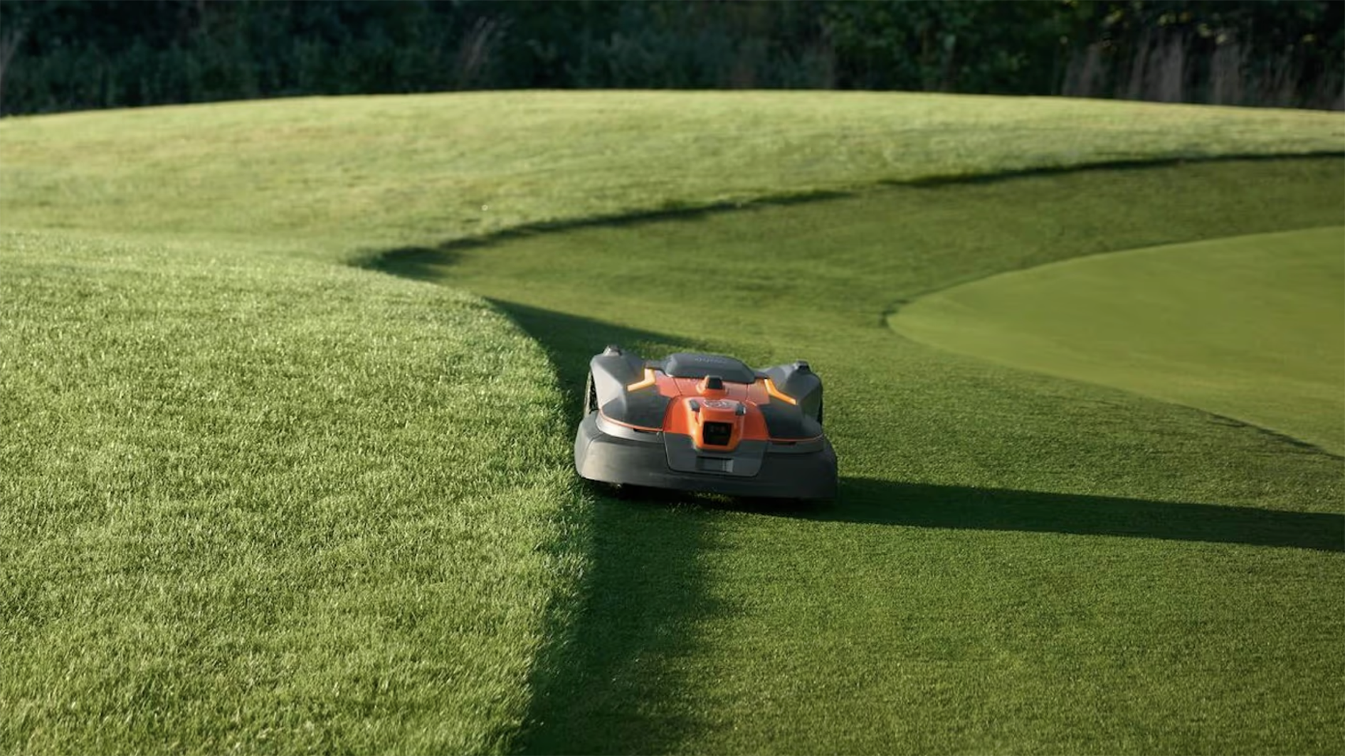 robotgräsklippare på golfbana