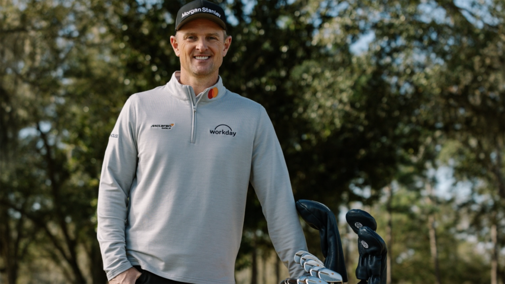 golfspelaren justion rose poserar med golfklubbor från märket mclaren golf