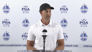 golfspelaren henrik stenson pratar i en mikrofon