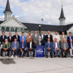 golfspelare i kostymer vid klubbhus