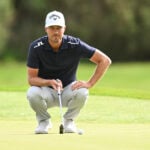 golfspelaren jens fahrbring läser en puttlinje på en golfgreen