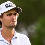 golfspelare i vita golfkläder
