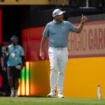 golfspelaren phil mickelson gör tummen upp åt publiken på en golftävling
