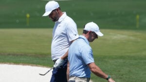 golfspelarna scottie scheffler och rory mcilroy värmer upp inför the masters 2026 på augusta national golf club.
