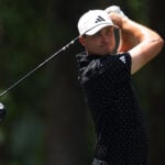 golfspelaren ludvig åberg i vit golfkeps och svarta golfkläder