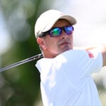 golfspelaren adam scott i vita golfkläder
