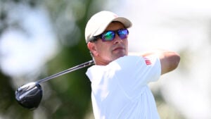 golfspelaren adam scott i vita golfkläder
