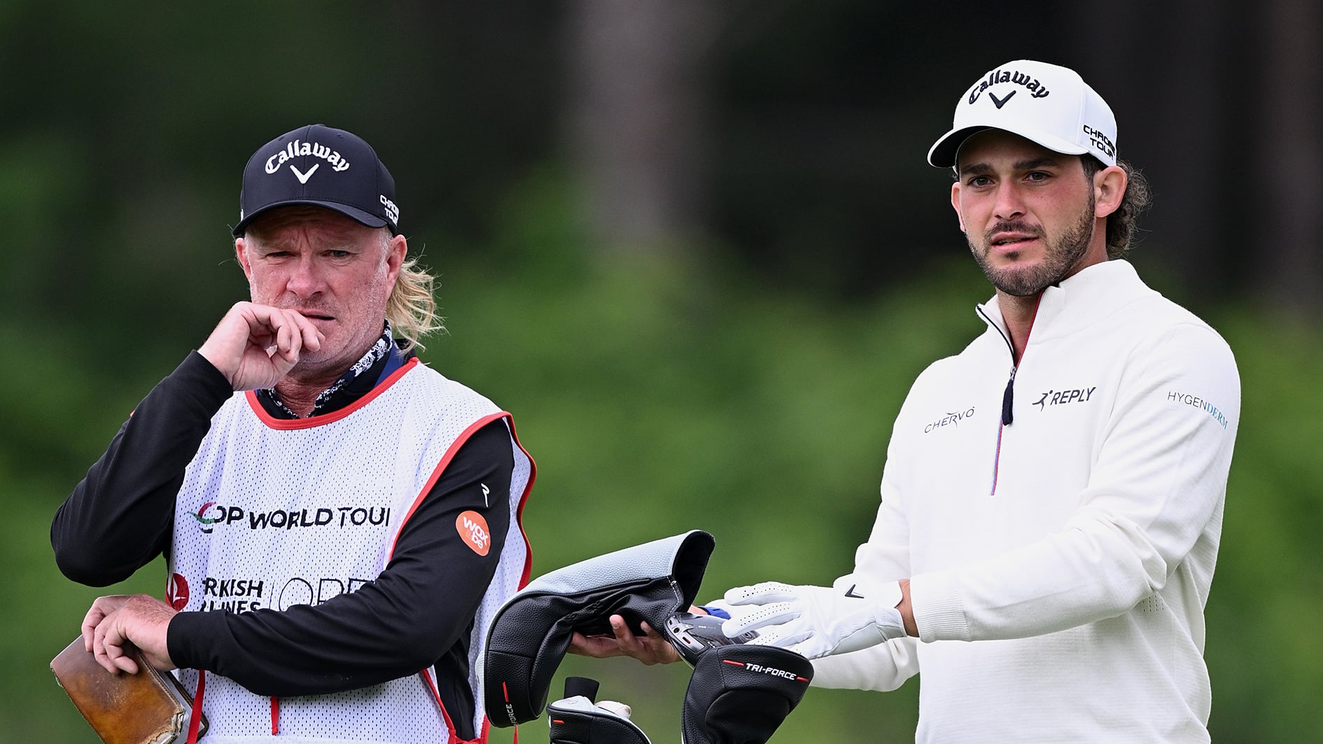 golfspelare, caddie och golfklubbor på golfbana