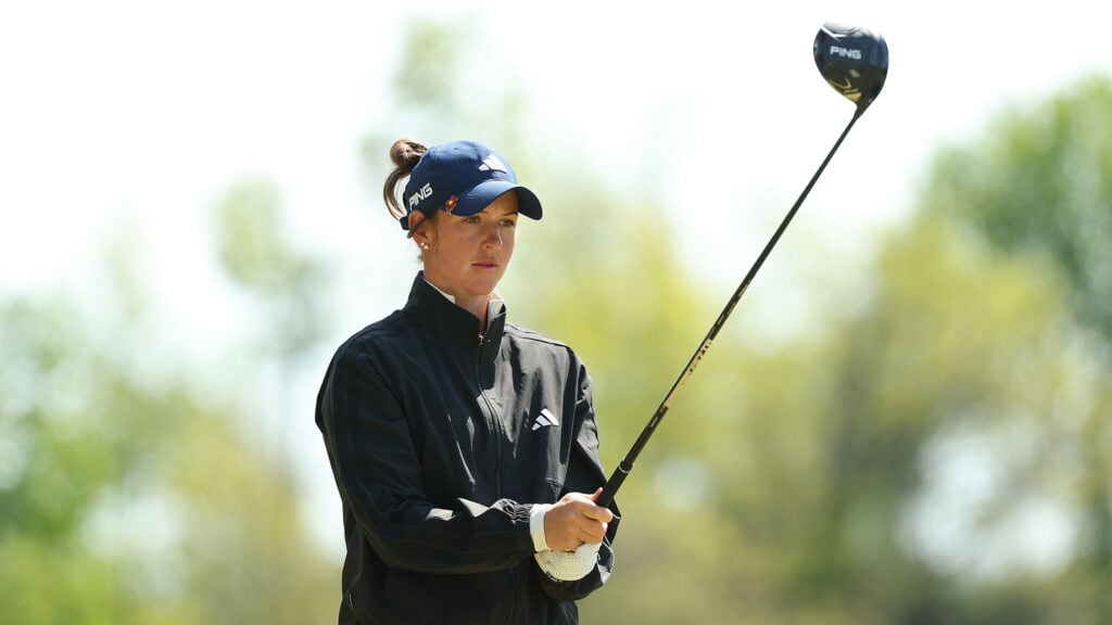 golfspelaren linn grant i svart golfkläder