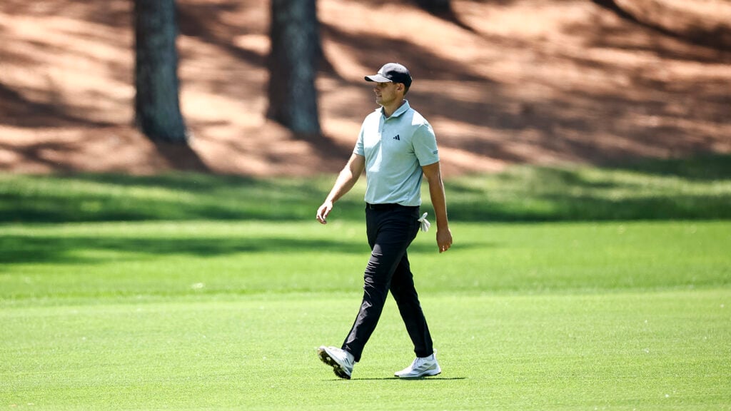 golfspelaren ludvig åberg promenerar i fairway på en golfbana