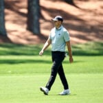 golfspelaren ludvig åberg promenerar i fairway på en golfbana