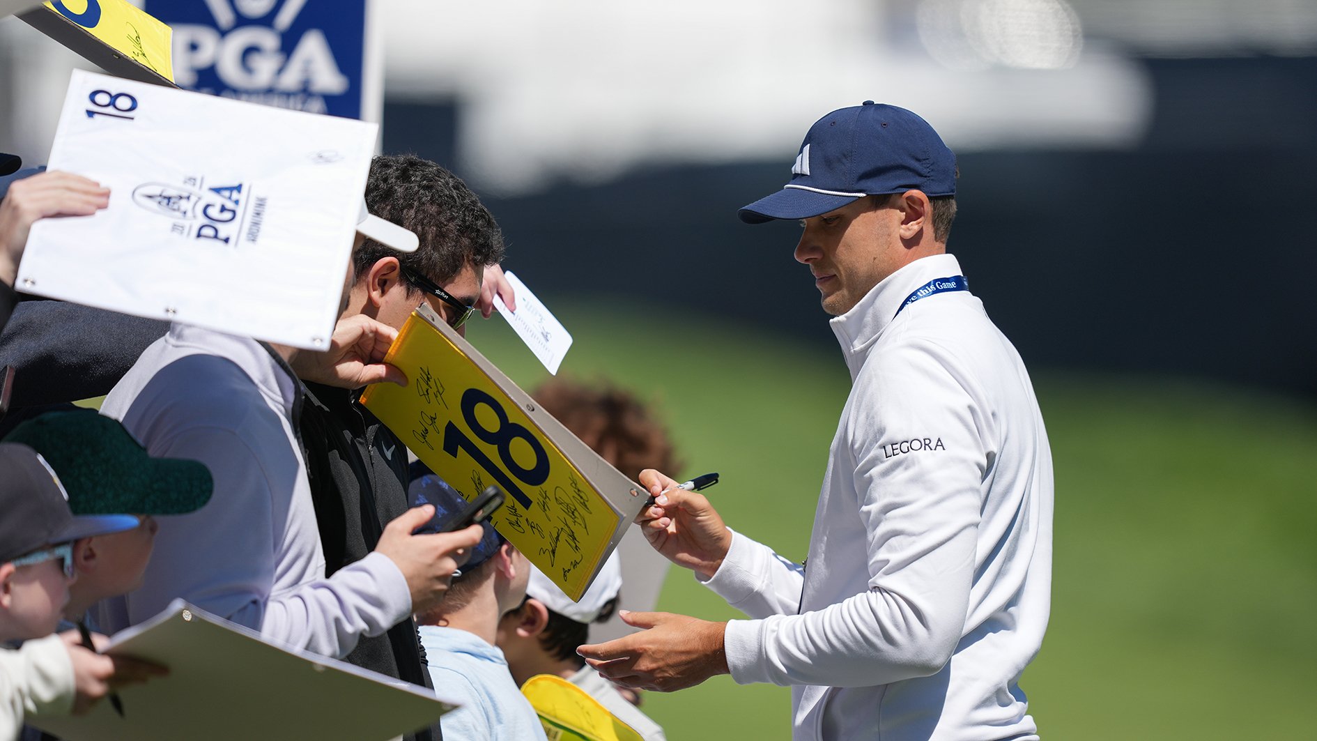 ludvig åberg skriver autografer