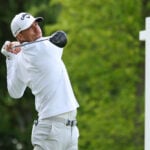 golfspelare i vita golfkläder