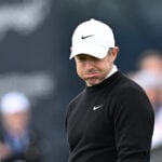 golfspelaren rory mcilroy är uppgiven på en golfbana