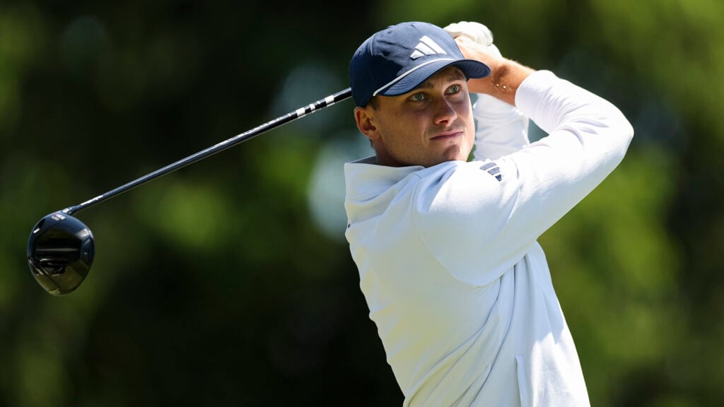 golfspelaren ludvig åberg i vit golftröja