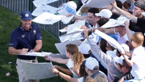 golfspelare skriver autografer