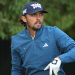golfspelare i blå golftröja och svart golfkeps