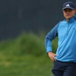 golfspelaren ludvig åberg lutar på en putter