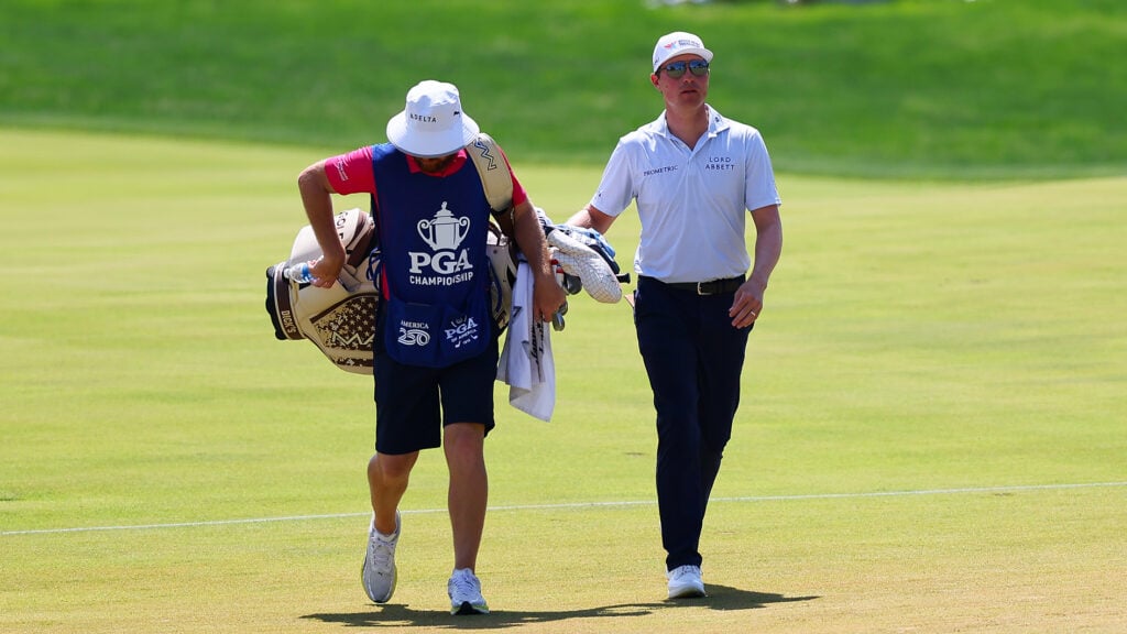 golfspelare och caddie på golftävling