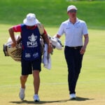 golfspelare och caddie på golftävling