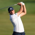 golfspelaren ludvig åberg i vit golfpiké på en golfbana