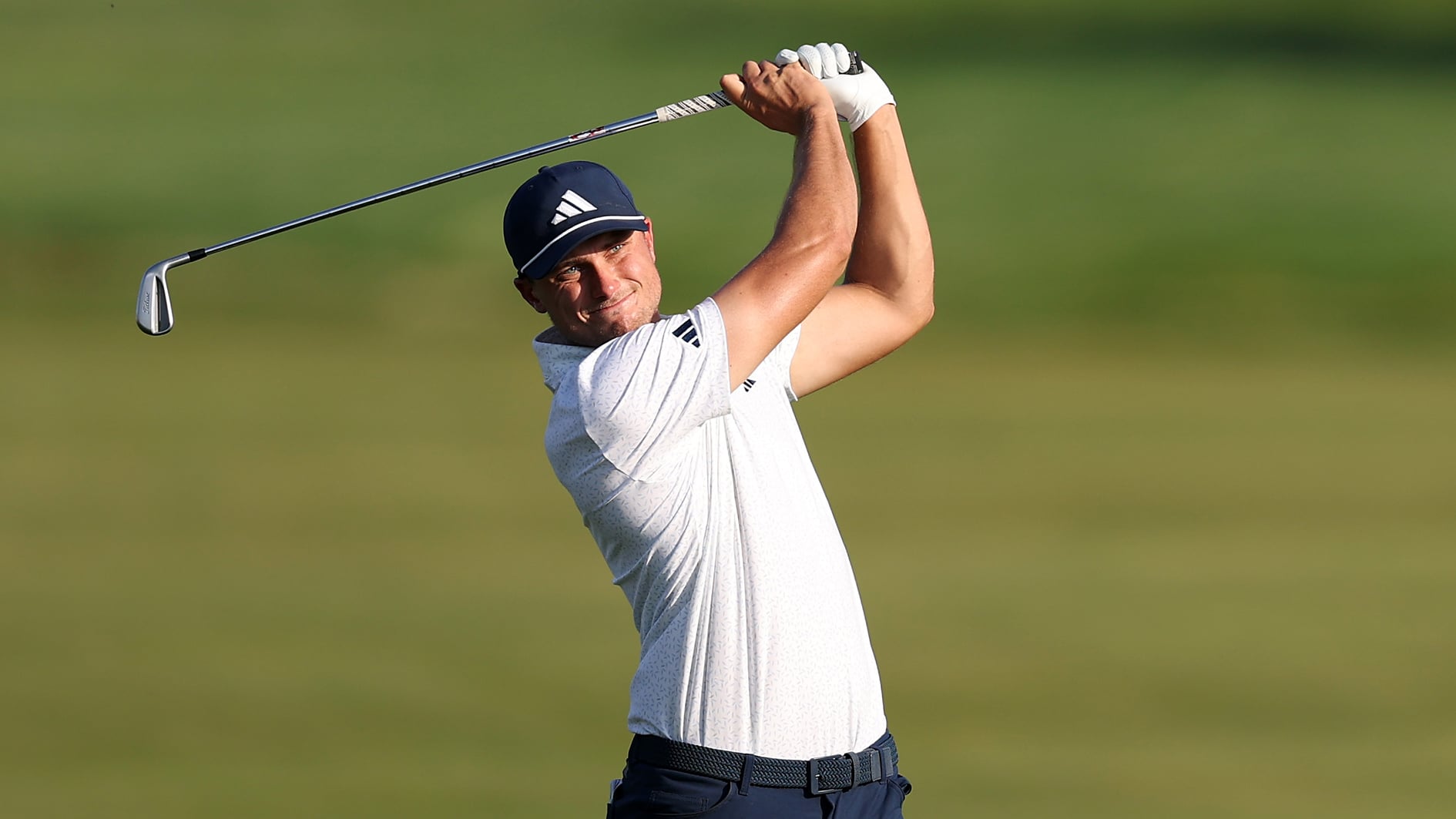 golfspelaren ludvig åberg i vit golfpiké på en golfbana
