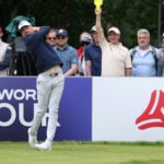 golfspelaren mikael lindberg på en tee på en golfbana i belgien