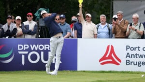 golfspelaren mikael lindberg på en tee på en golfbana i belgien