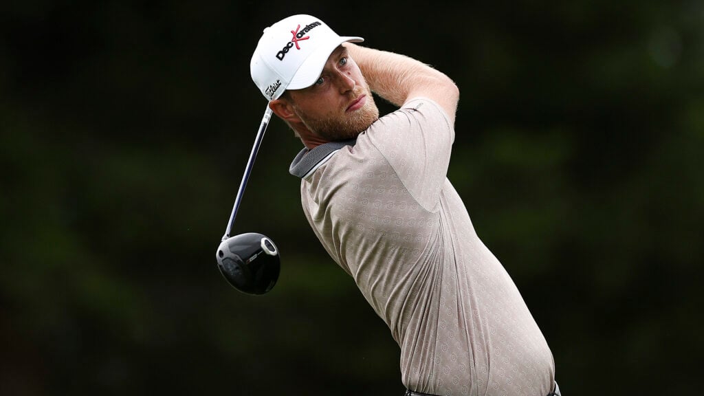 golfspelaren jesper svensson slå med driver på golfbana