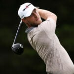 golfspelaren jesper svensson slå med driver på golfbana