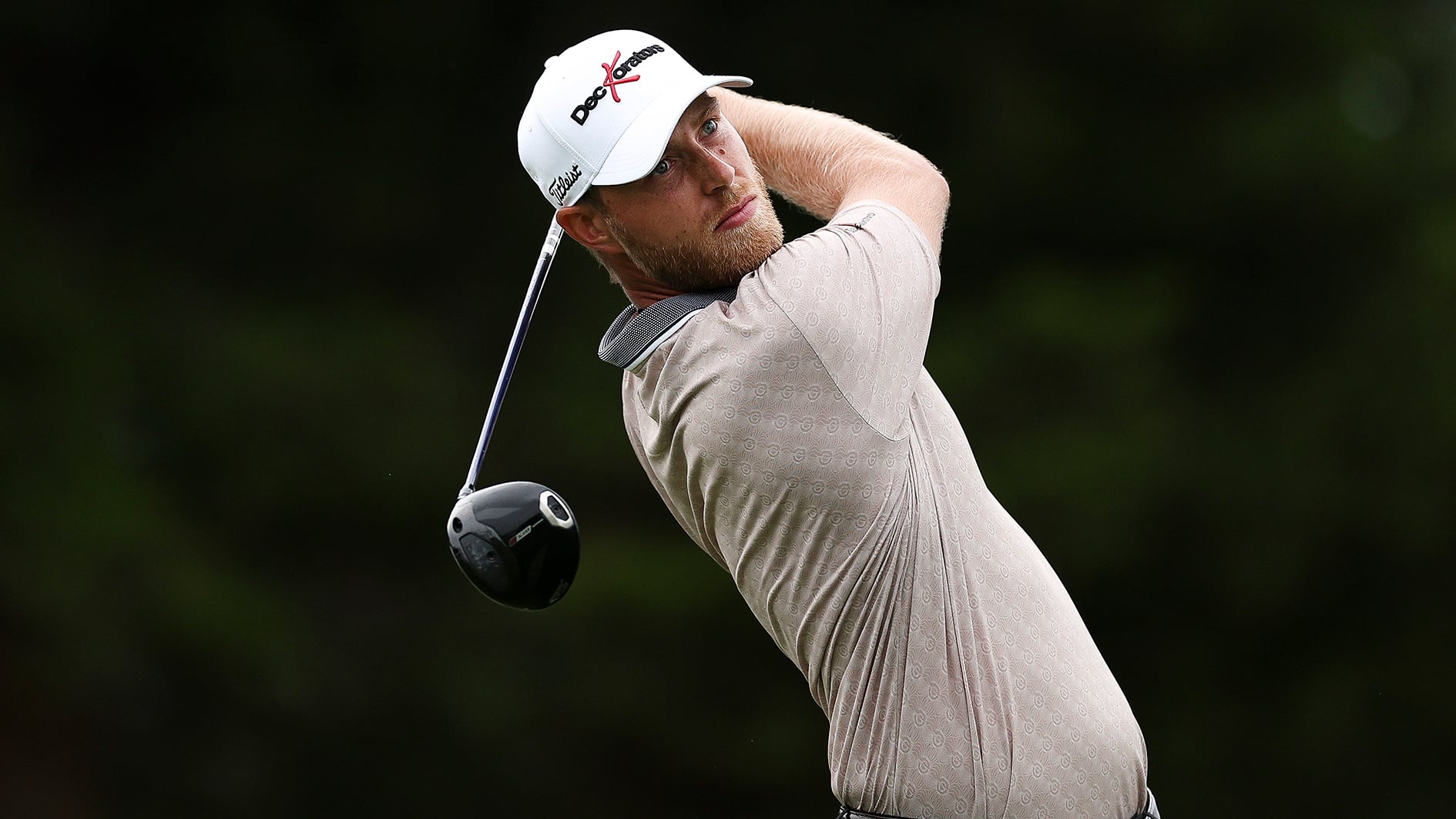 golfspelaren jesper svensson slå med driver på golfbana