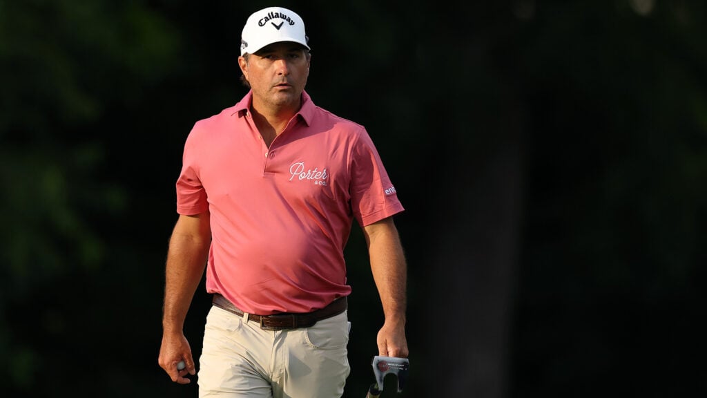 golfspelare med vit golfkeps och rosa golfpiké