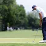 golfspelaren ludvig åberg puttar på en golfgreen
