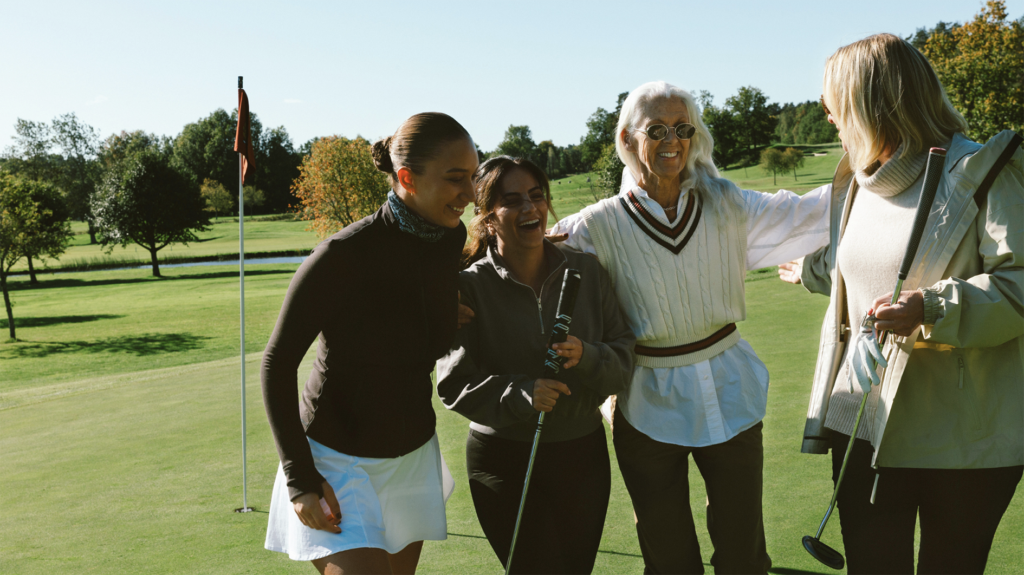kvinnor på golfbana