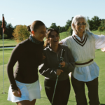 kvinnor på golfbana