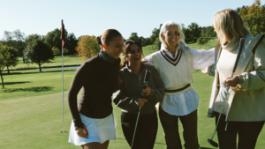 kvinnor på golfbana