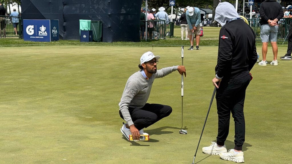 golfspelare på övningsgreen