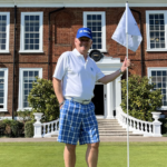 golfspelare håller flaggstång på golfbana